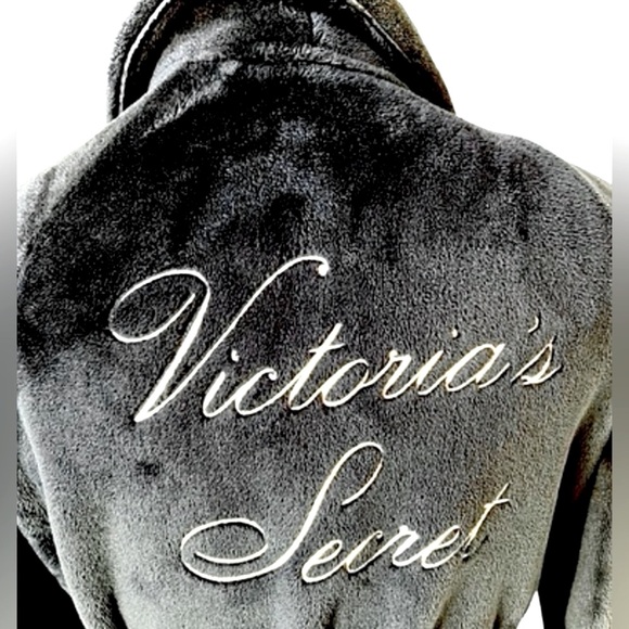 Victoria’s Secret cozy black plush logo robe with pockets size medium/large - Picture 6 of 7
